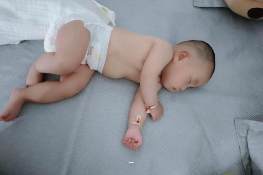 长兴宝宝脸上有白色斑块 长兴宝宝脸上有白色斑块